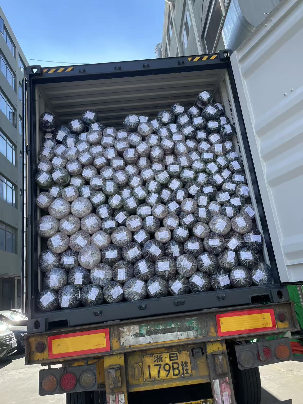 푸싱 텍스타일 fabric rolls prepared for shipment